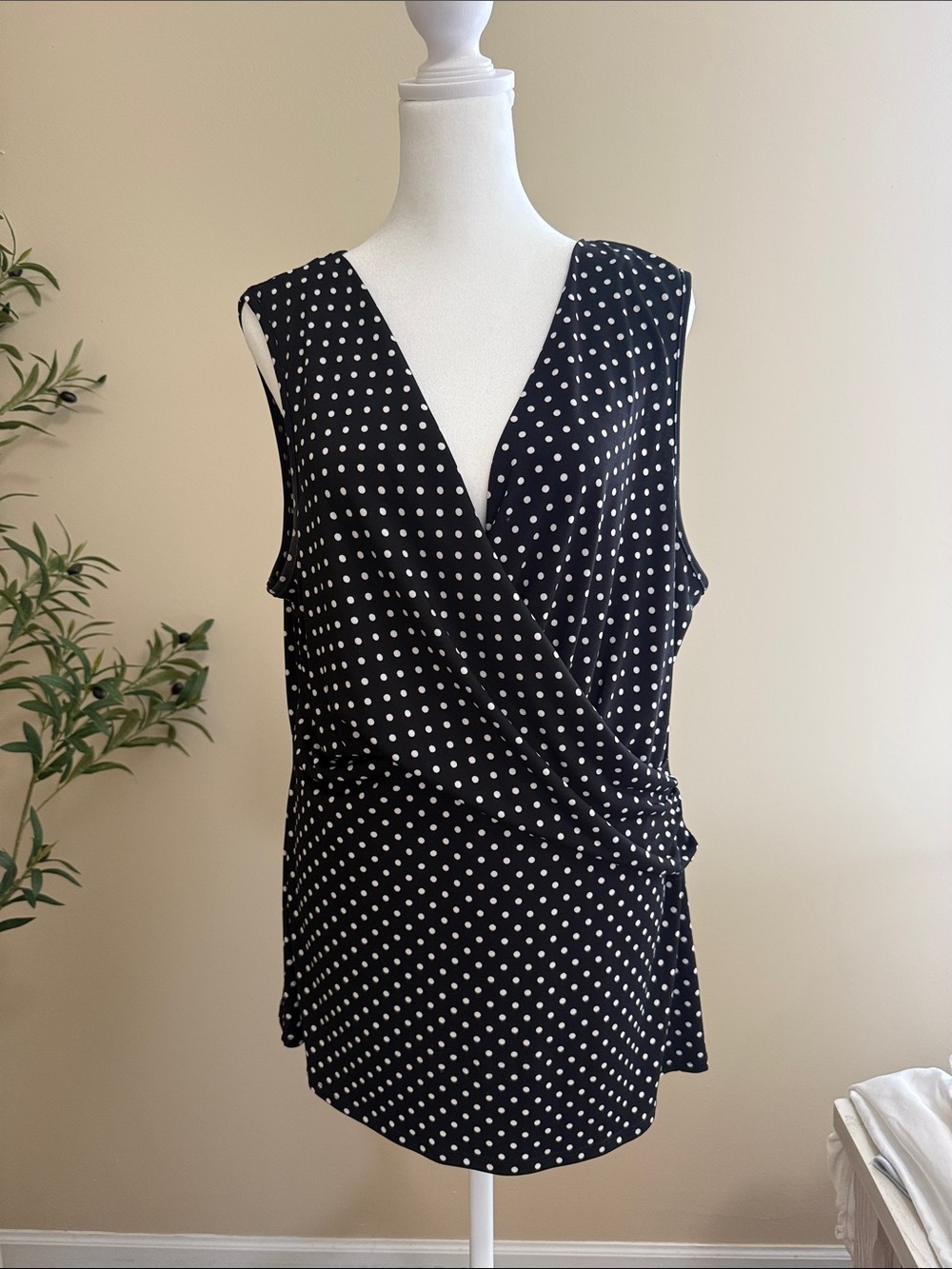 Torrid Polka Dot Sleeveless Top Blouse Black White Size 1 Ruched V Neck Wrap